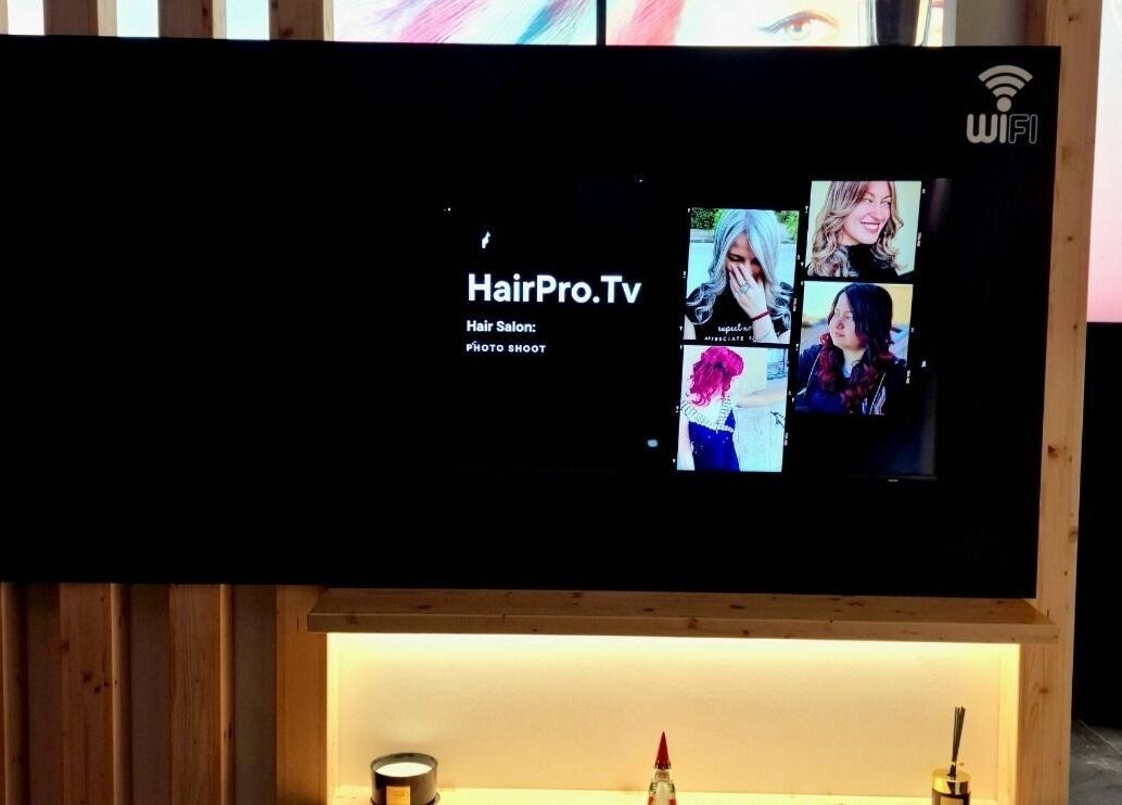 Display moderno al salone HairPro.Tv, Bellizzi, Campania, IT, mostra stili di capelli eleganti e creativi.