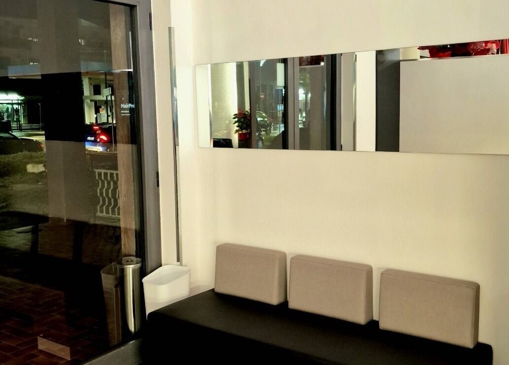 Sala d'attesa modernamente arredata presso HairPro.Tv a Bellizzi, Campania, IT.