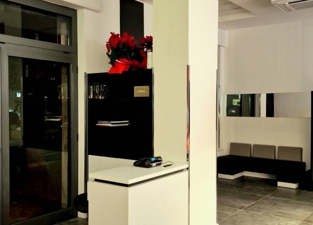 Ingresso moderno di HairPro.Tv, Bellizzi, Campania, IT con area accogliente e design elegante.