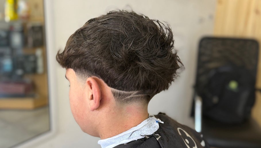 Corte de cabello moderno en Barbers M.M, Santa Teresa, Santa Fe, AR.