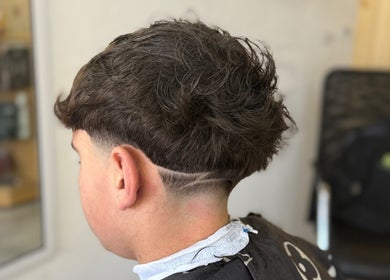 Corte de cabello moderno en Barbers M.M, Santa Teresa, Santa Fe, AR.