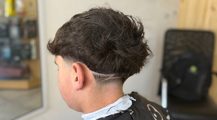 Corte de cabello moderno en Barbers M.M, Santa Teresa, Santa Fe, AR.