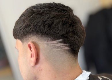Moderno corte degradado con diseño en Barbers M.M, Santa Teresa, Santa Fe, AR.