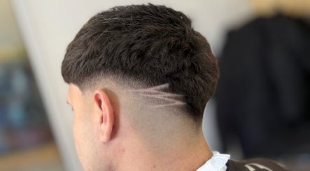 Moderno corte degradado con diseño en Barbers M.M, Santa Teresa, Santa Fe, AR.