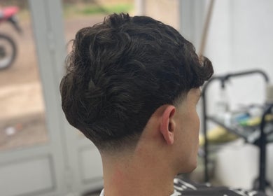 Corte de cabello moderno en Barbers M.M, Santa Teresa, Santa Fe, AR. Estilo profesional y elegante.