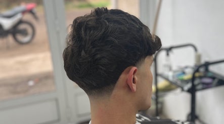 Corte de cabello moderno en Barbers M.M, Santa Teresa, Santa Fe, AR. Estilo profesional y elegante.