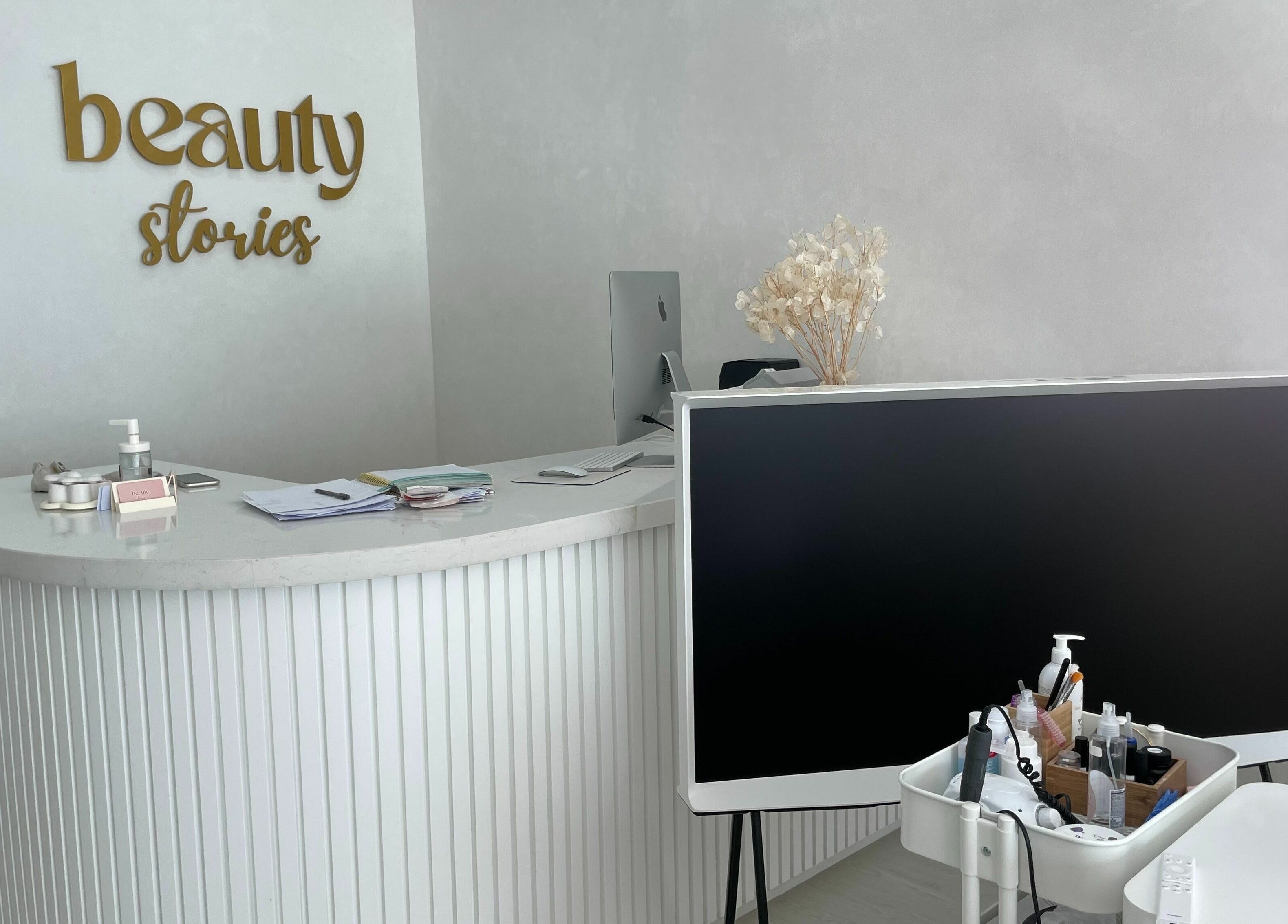 Reception area at Beauty Stories Dmcc in Dubai, Dubai, AE with a sleek desk and modern decor.