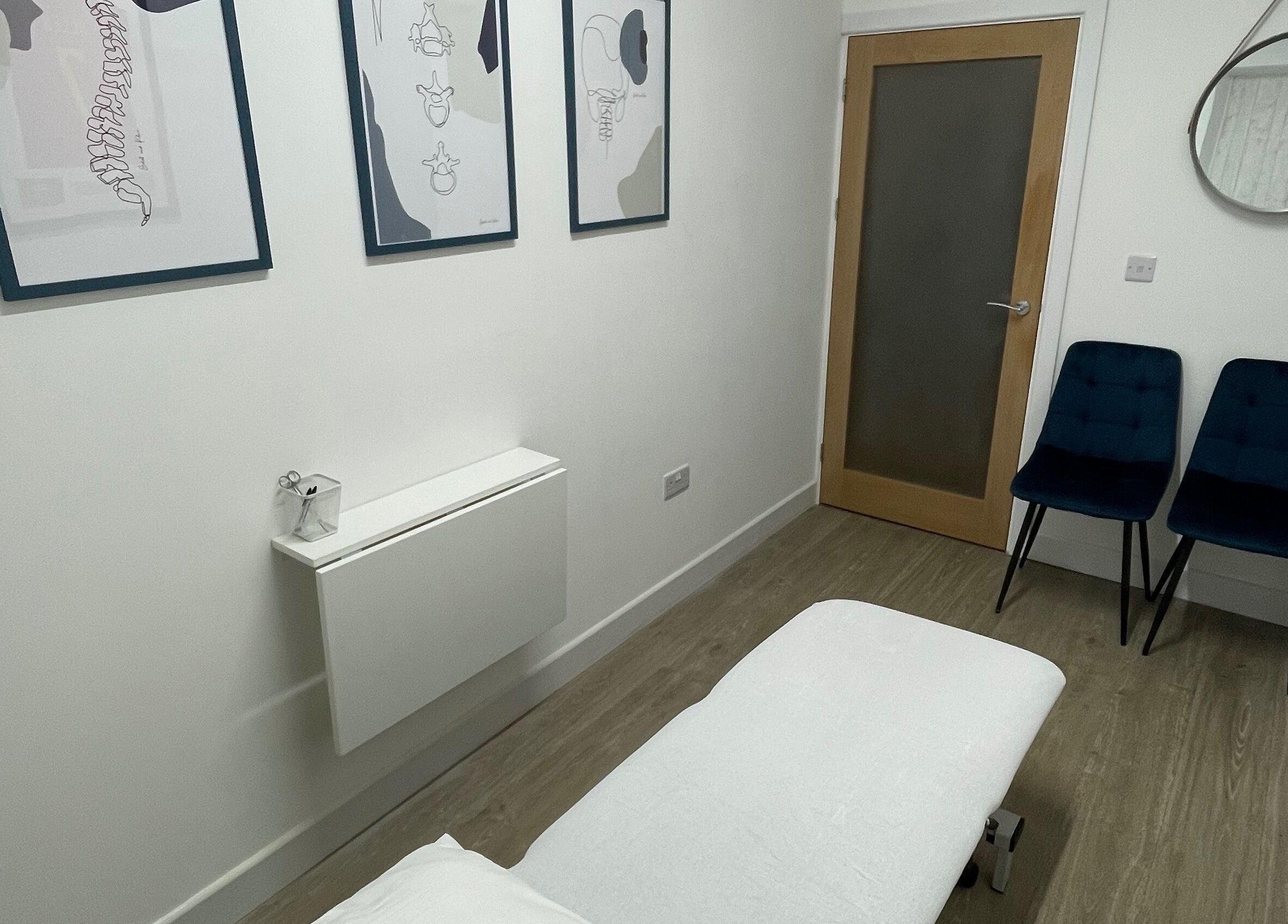 Calming therapy room at OsteoHub Mumbles in Swansea, Wales, GB, featuring minimalist decor and soothing ambiance.