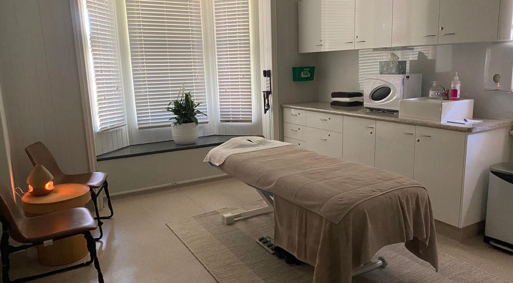Calm treatment room at Oaktree Parc Clinic, Birchgrove, Wales, GB, featuring a spa bed and soothing decor.