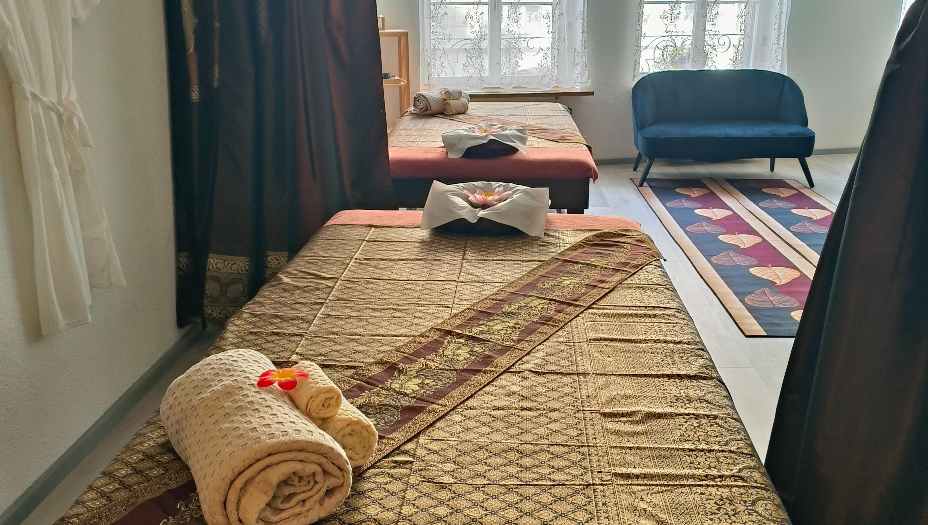 Innenansicht von Pimpiman Thai Spa in Bern, Bern, CH: Traditionelle Massagebetten mit Thai-Dekor.
