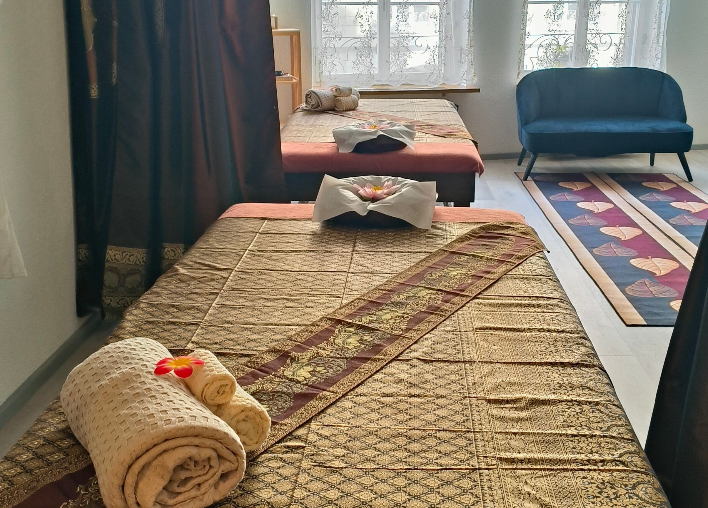 Innenansicht von Pimpiman Thai Spa in Bern, Bern, CH: Traditionelle Massagebetten mit Thai-Dekor.
