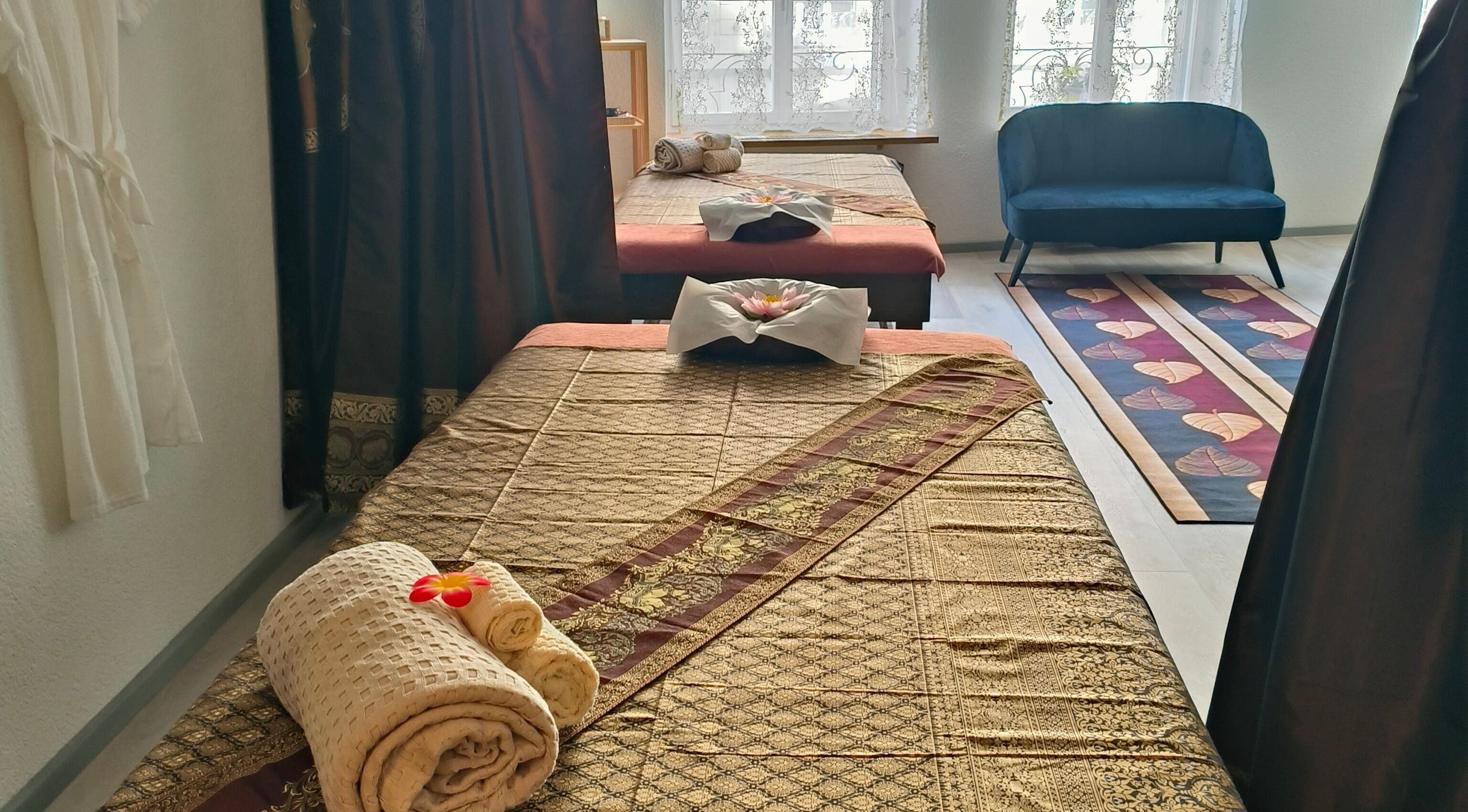 Innenansicht von Pimpiman Thai Spa in Bern, Bern, CH: Traditionelle Massagebetten mit Thai-Dekor.