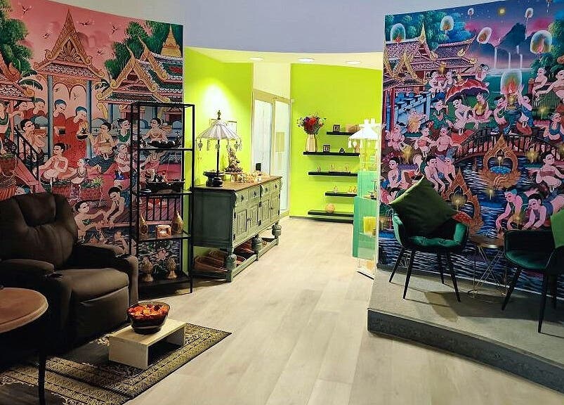 Kunstvoller Wandteppich bei Pimpiman Thai Spa, Bern, Bern, CH, in elegantem Raum mit gemütlichen Sesseln.