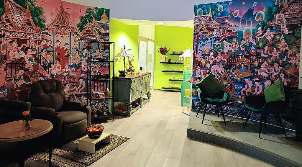 Kunstvoller Wandteppich bei Pimpiman Thai Spa, Bern, Bern, CH, in elegantem Raum mit gemütlichen Sesseln.