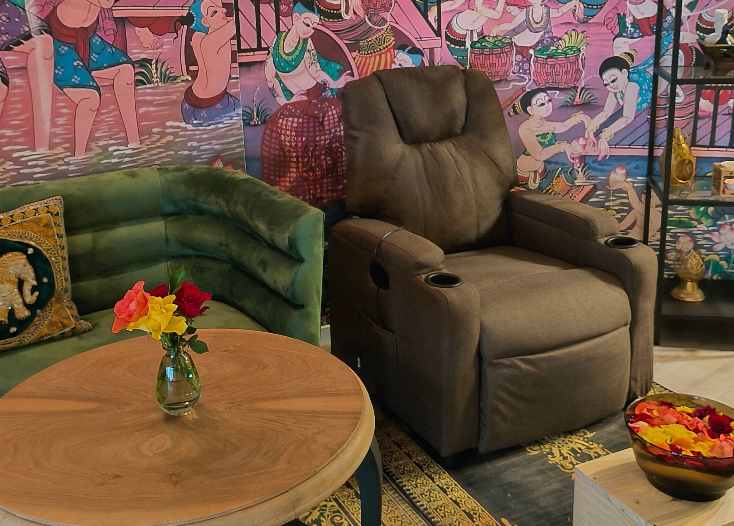 Gemütlicher Entspannungsbereich bei Pimpiman Thai Spa, Bern, Bern, CH mit orientalischem Dekor.