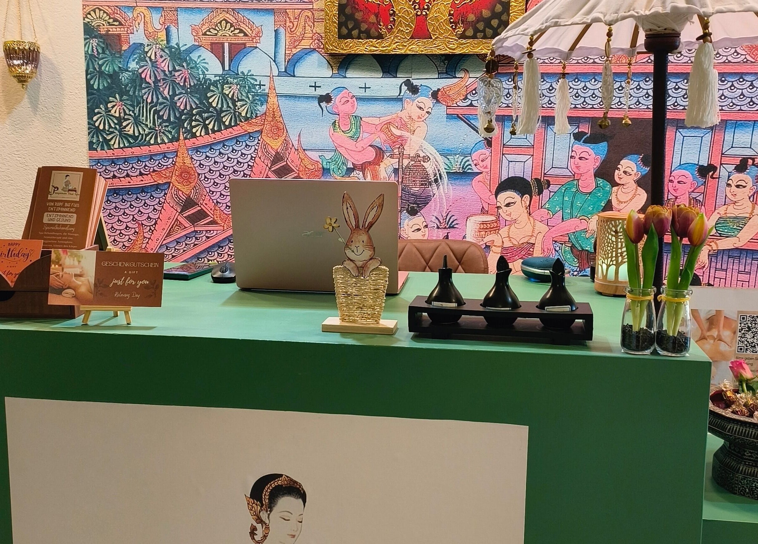 Empfangsbereich im Pimpiman Thai Spa in Bern, Bern, CH mit traditioneller Dekoration.