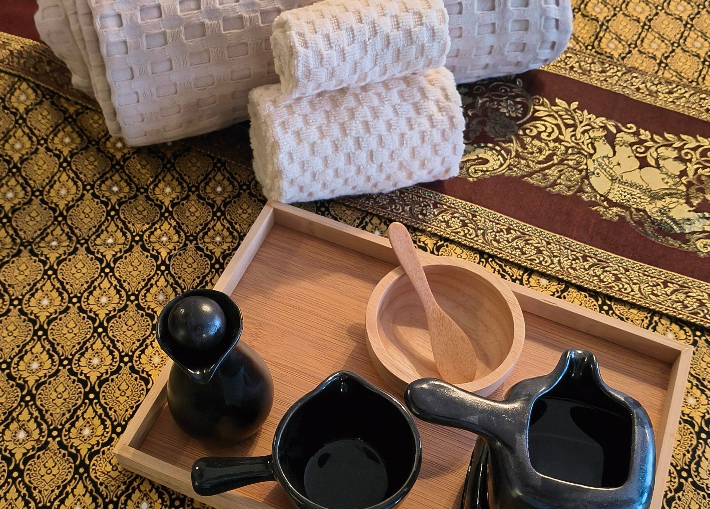 Traditionelle Spa-Accessoires im Pimpiman Thai Spa, Bern, Bern, CH, auf goldener Decke.