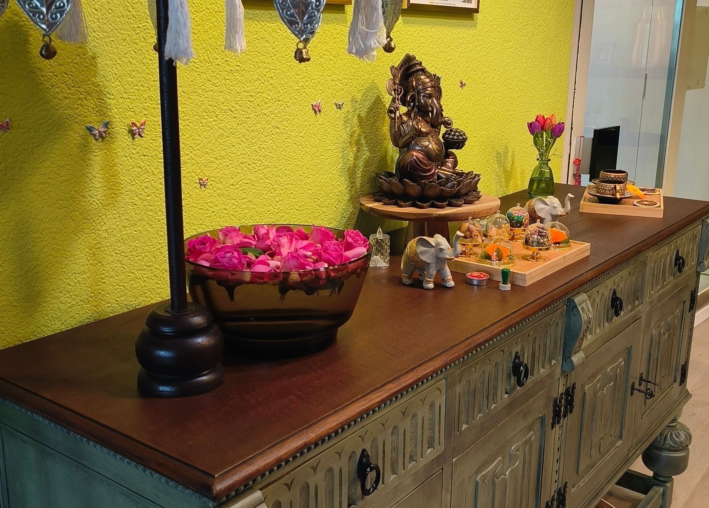 Exquisite Dekoration bei Pimpiman Thai Spa, Bern, Bern, CH mit Buddha und Blumen auf Holztisch.