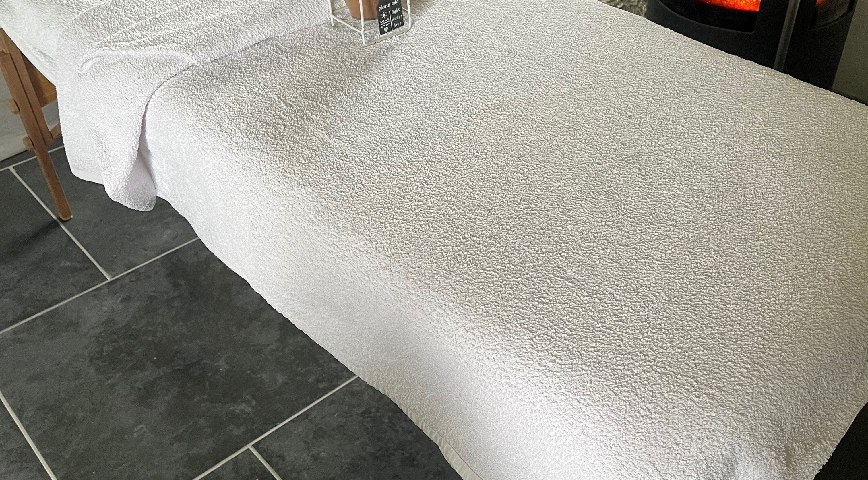 Table de massage à Itinérance Beauté à Crucheray, Centre-val De Loire, FR, avec une serviette blanche propre.
