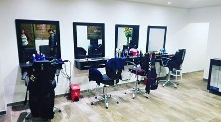 Interior moderno en Yepes Hair Studio, Soacha, Cundinamarca, CO, mostrando estaciones de belleza bien equipadas.