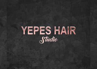 Logo de Yepes Hair Studio en Soacha, Cundinamarca, CO con fondo negro texturizado.