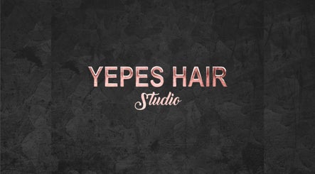 Logo de Yepes Hair Studio en Soacha, Cundinamarca, CO con fondo negro texturizado.