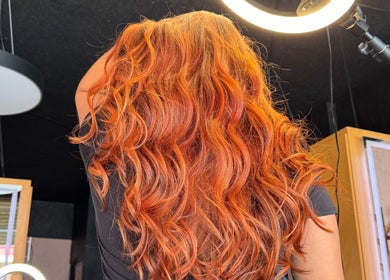 Cabello brillante en Yepes Hair Studio en Soacha, Cundinamarca, CO. Transformación y estilo profesional único.
