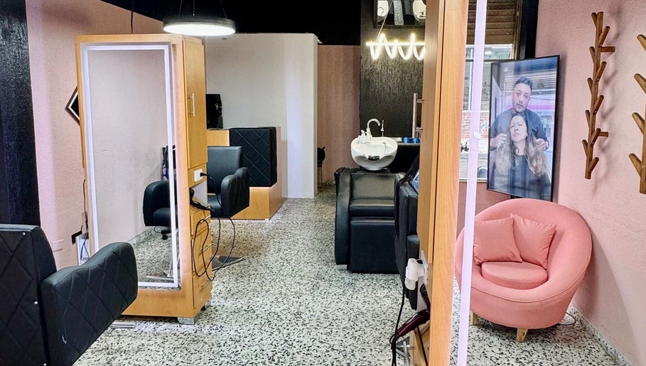 Interior moderno de Yepes Hair Studio en Soacha, Cundinamarca, CO, mostrando sillas de peluquería y tocador.