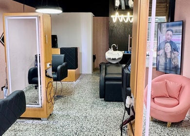 Interior moderno de Yepes Hair Studio en Soacha, Cundinamarca, CO, mostrando sillas de peluquería y tocador.