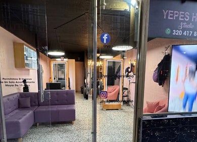 Entrada acogedora de Yepes Hair Studio en Soacha, Cundinamarca, CO, mostrando un moderno sofá violeta.