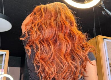 Cabello rizado rojo vibrante en Yepes Hair Studio, Soacha, Cundinamarca, CO. Detalles de estilo y color.