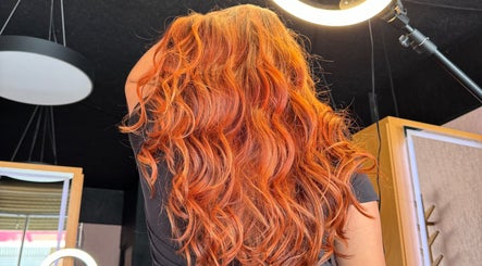 Cabello rizado rojo vibrante en Yepes Hair Studio, Soacha, Cundinamarca, CO. Detalles de estilo y color.