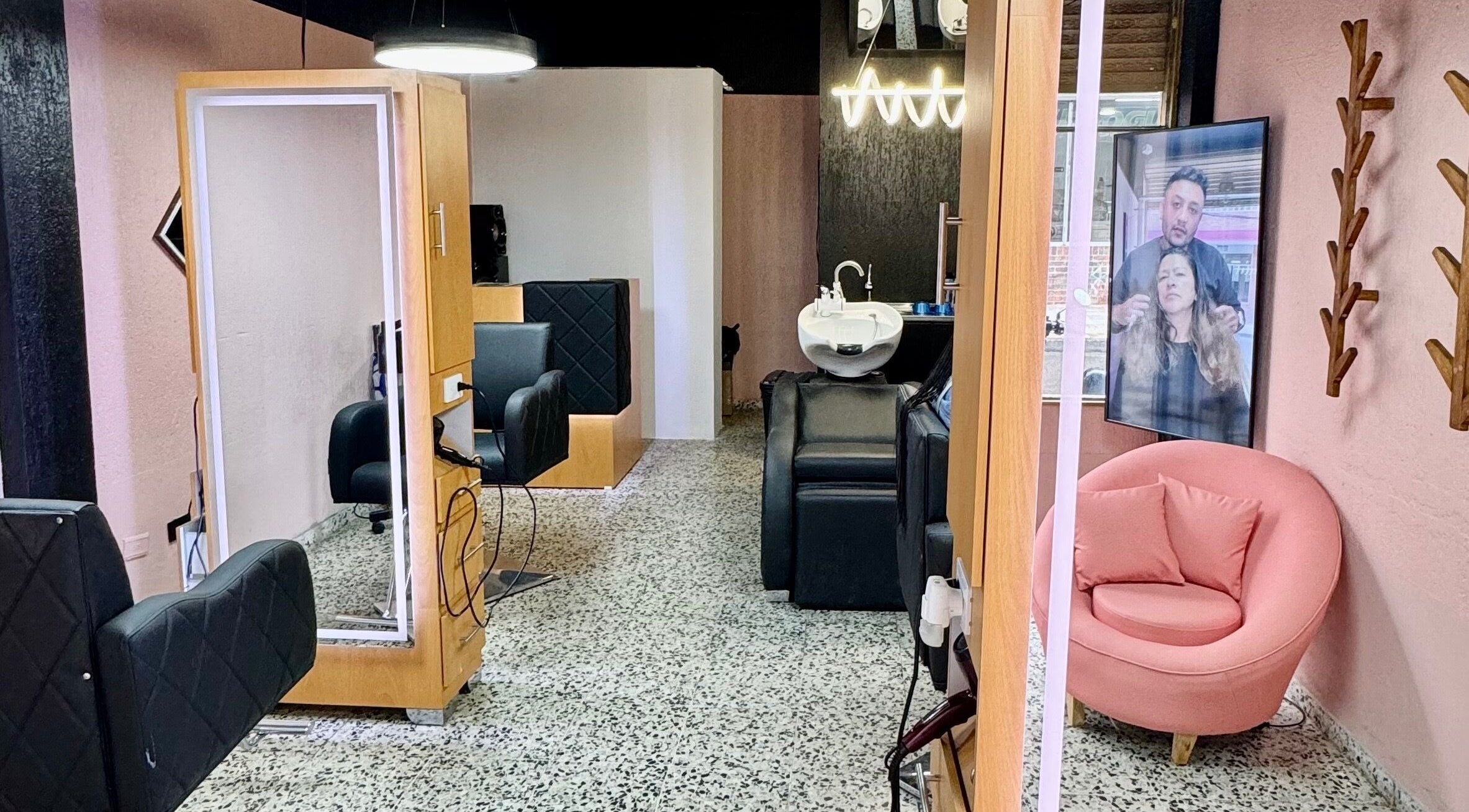 Interior moderno de Yepes Hair Studio en Soacha, Cundinamarca, CO con sillas y espejos estilizados.