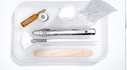Outils de soin visage à Sylvie Skin, Casablanca, Casablanca-settat, MA, avec vitamine C sur plateau.