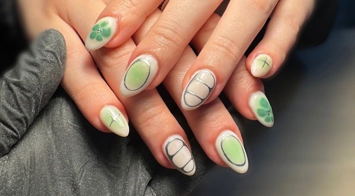 Stylish green and white nail art at Llookinglassbeauty in Horton, England, GB.