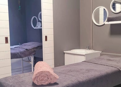 Relaxing treatment room at Posh Pamper Specialists, Cape Town, Western Cape, ZA with cozy decor and linens.