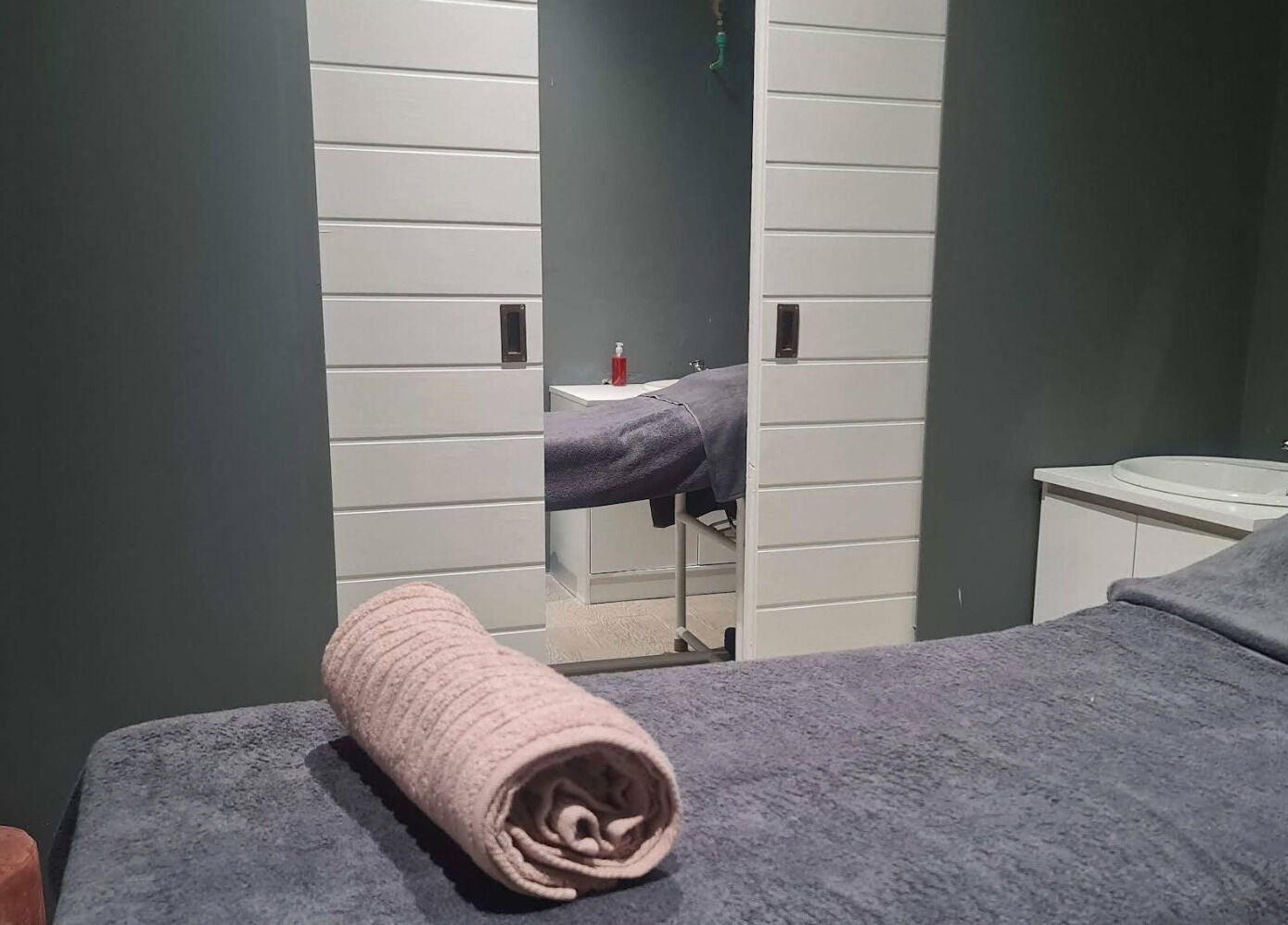 Relaxing treatment room at Posh Pamper Specialists, Cape Town, Western Cape, ZA with a cozy towel display.