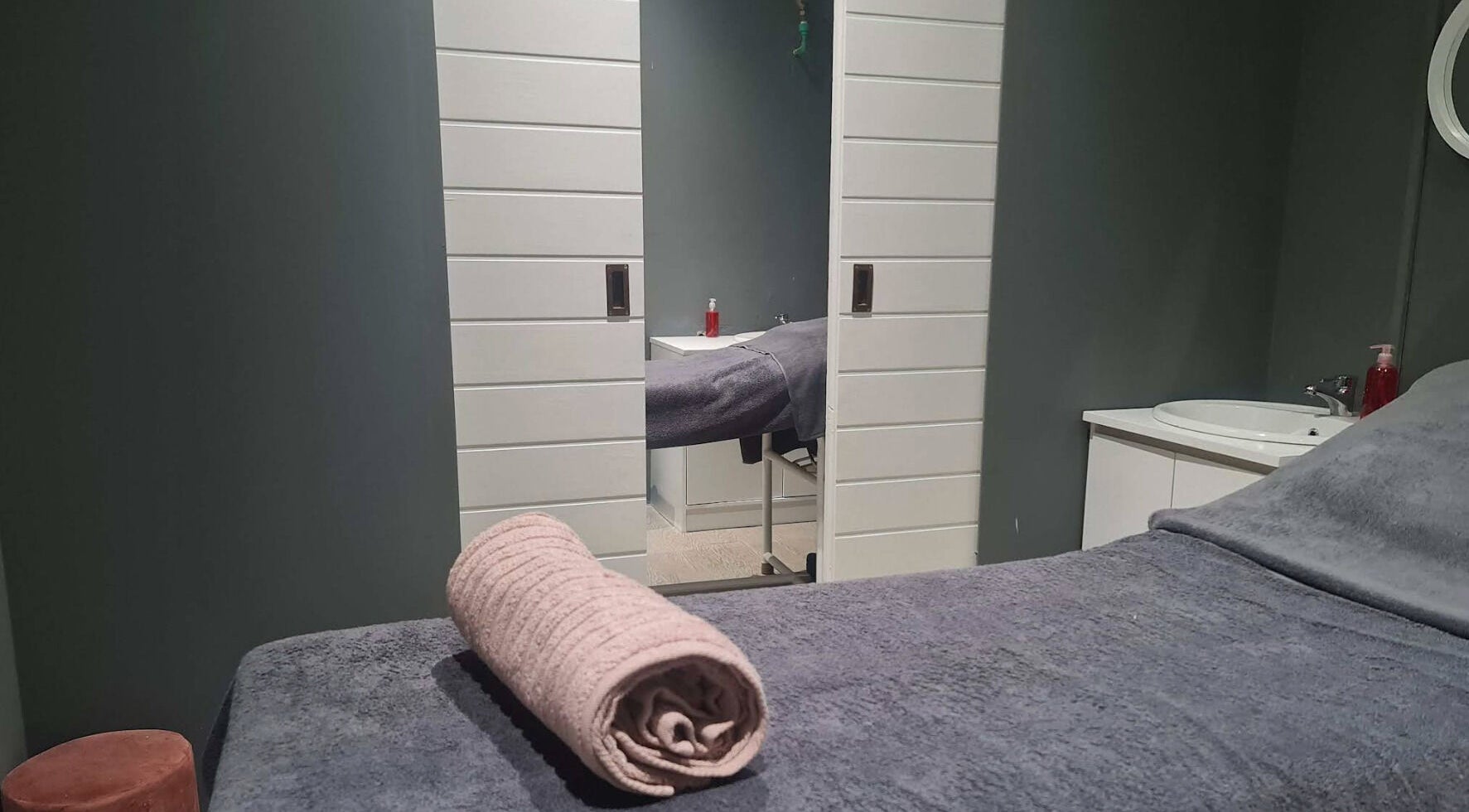 Relaxing treatment room at Posh Pamper Specialists, Cape Town, Western Cape, ZA with a cozy towel display.