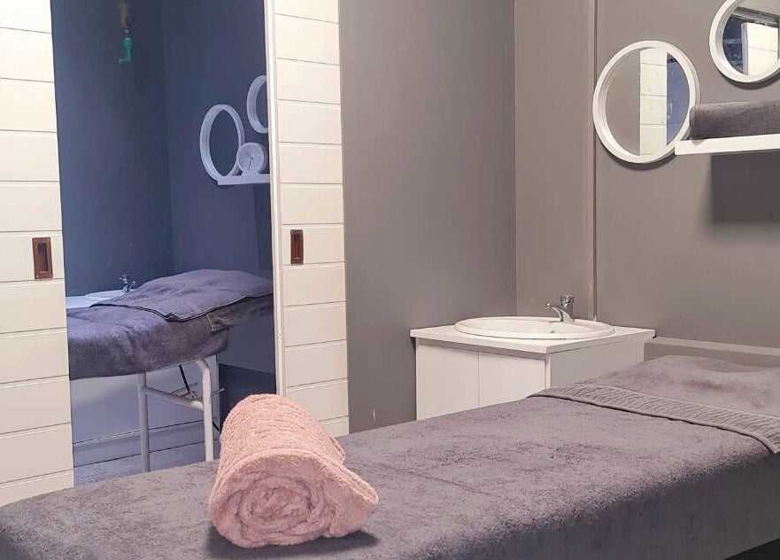 Relaxing massage room at Posh Pamper Specialists, Cape Town, Western Cape, ZA, with soft lighting and cozy towels.