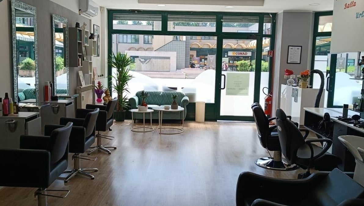 Interno luminoso del salone DG Parrucchieri a Caronno Pertusella, Lombardia, IT con sedie e specchi eleganti.