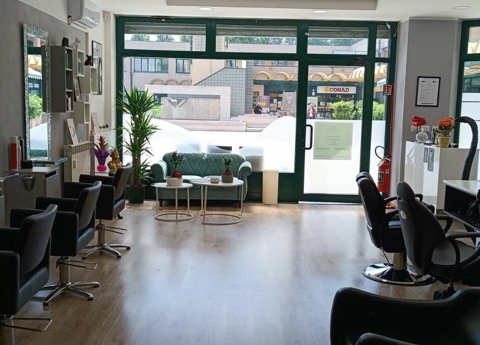 Interno luminoso del salone DG Parrucchieri a Caronno Pertusella, Lombardia, IT con sedie e specchi eleganti.