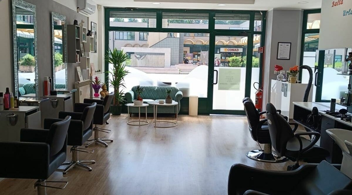 Interno luminoso del salone DG Parrucchieri a Caronno Pertusella, Lombardia, IT con sedie e specchi eleganti.