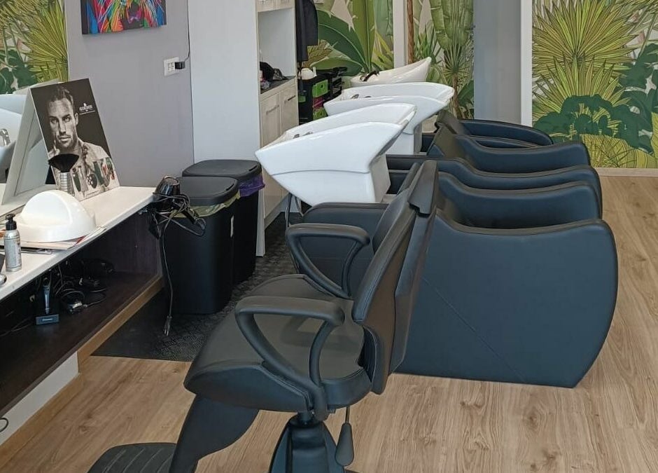 Interno del salone DG Parrucchieri con poltrone e lavatesta a Caronno Pertusella, Lombardia, IT.