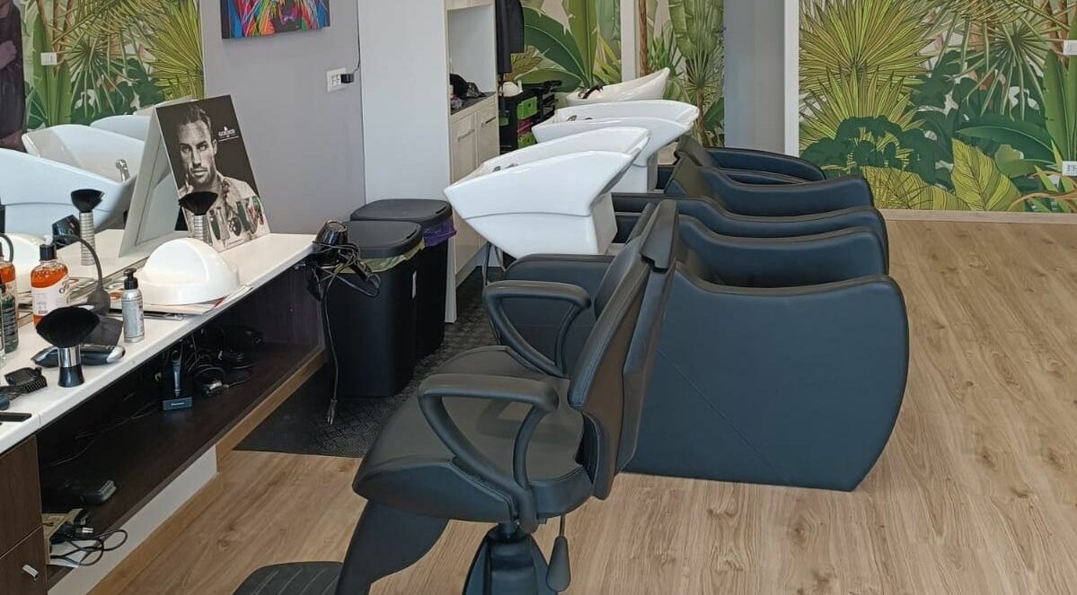 Interno del salone DG Parrucchieri con poltrone e lavatesta a Caronno Pertusella, Lombardia, IT.