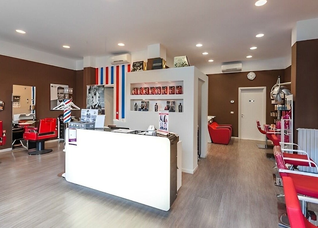 Interno di Spazio uomo donna con sedie rosse a Brescia, Lombardia, IT.