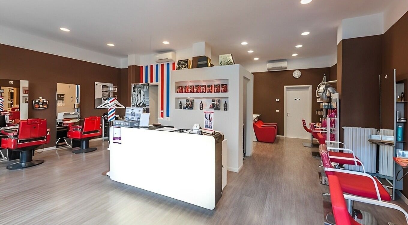 Interno di Spazio uomo donna con sedie rosse a Brescia, Lombardia, IT.