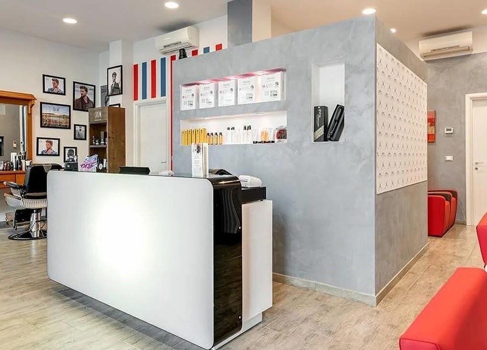 Interni raffinati del salone Spazio uomo donna a Brescia, Lombardia, IT, con arredi moderni e accoglienti.