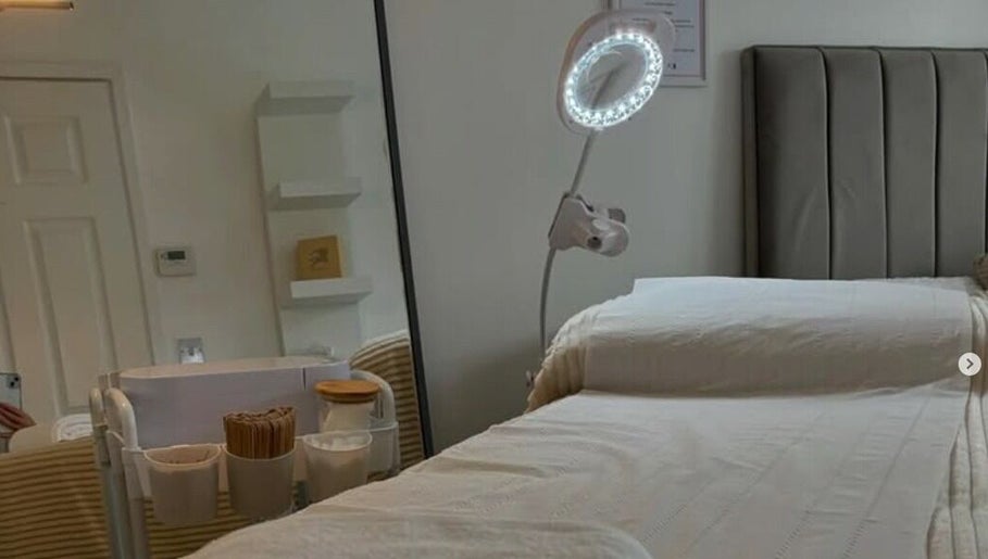 Izzy’s Wax & Beauty image 1