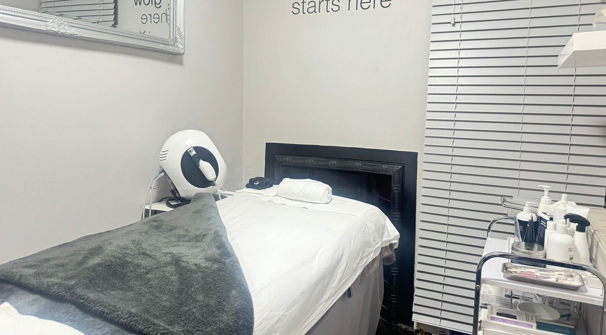 Relaxing treatment room at Solea Beauty, East Grinstead, England, GB with a cozy bed and serene decor.