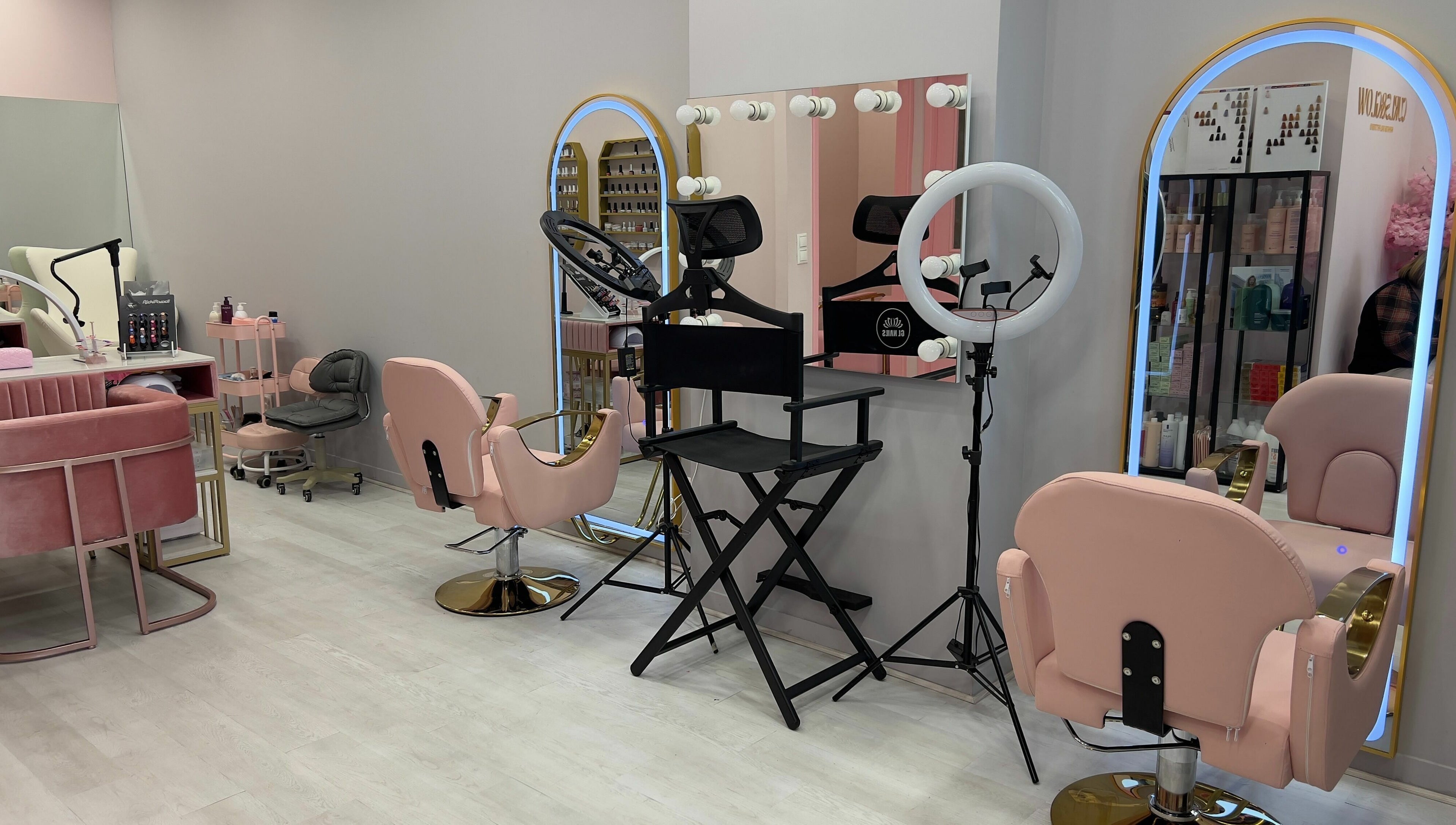 Luxury beauty salon in Curls and Glow, Lisboa, Lisboa, PT with elegant pink chairs and large mirrors.